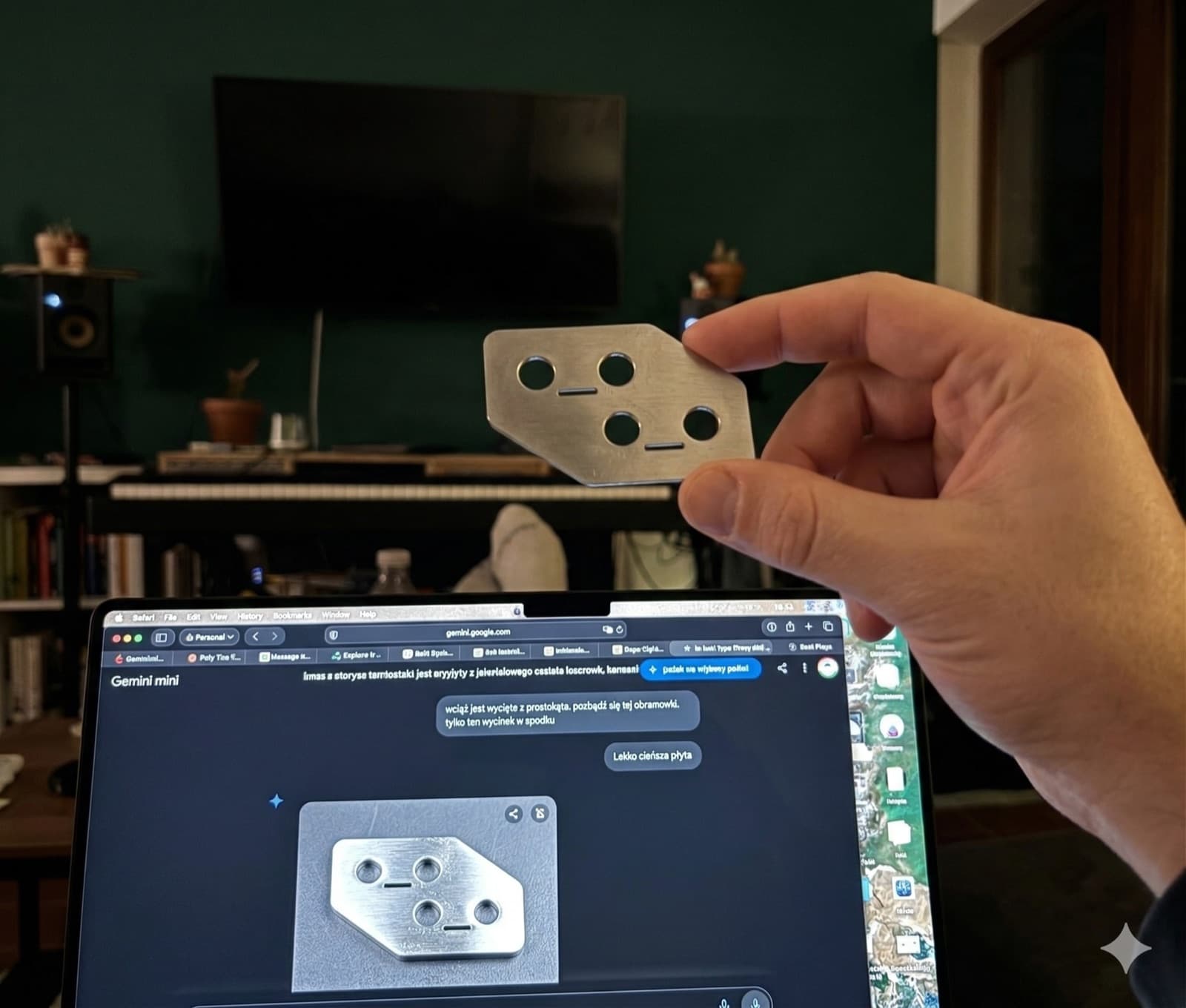 Frezowana metalowa płytka montażowa KNOBY trzymana w dłoni, w tle laptop z modelem CAD tej samej części.