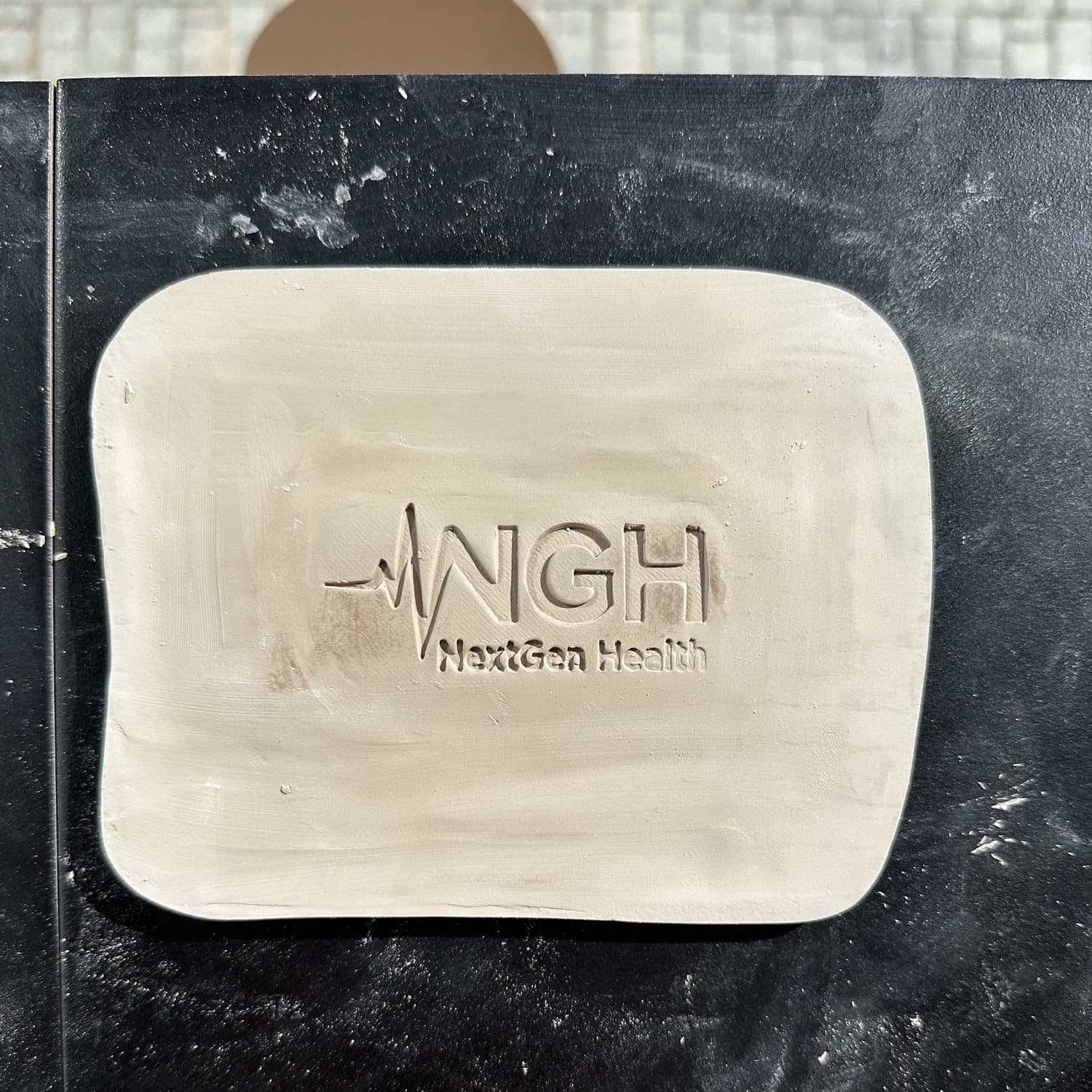 A clay slab with the impression on the bench at the Dom Sztuki Żar studio.