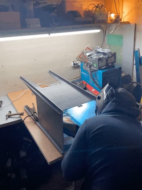 Spawanie korpusu pieca w warsztacie.
