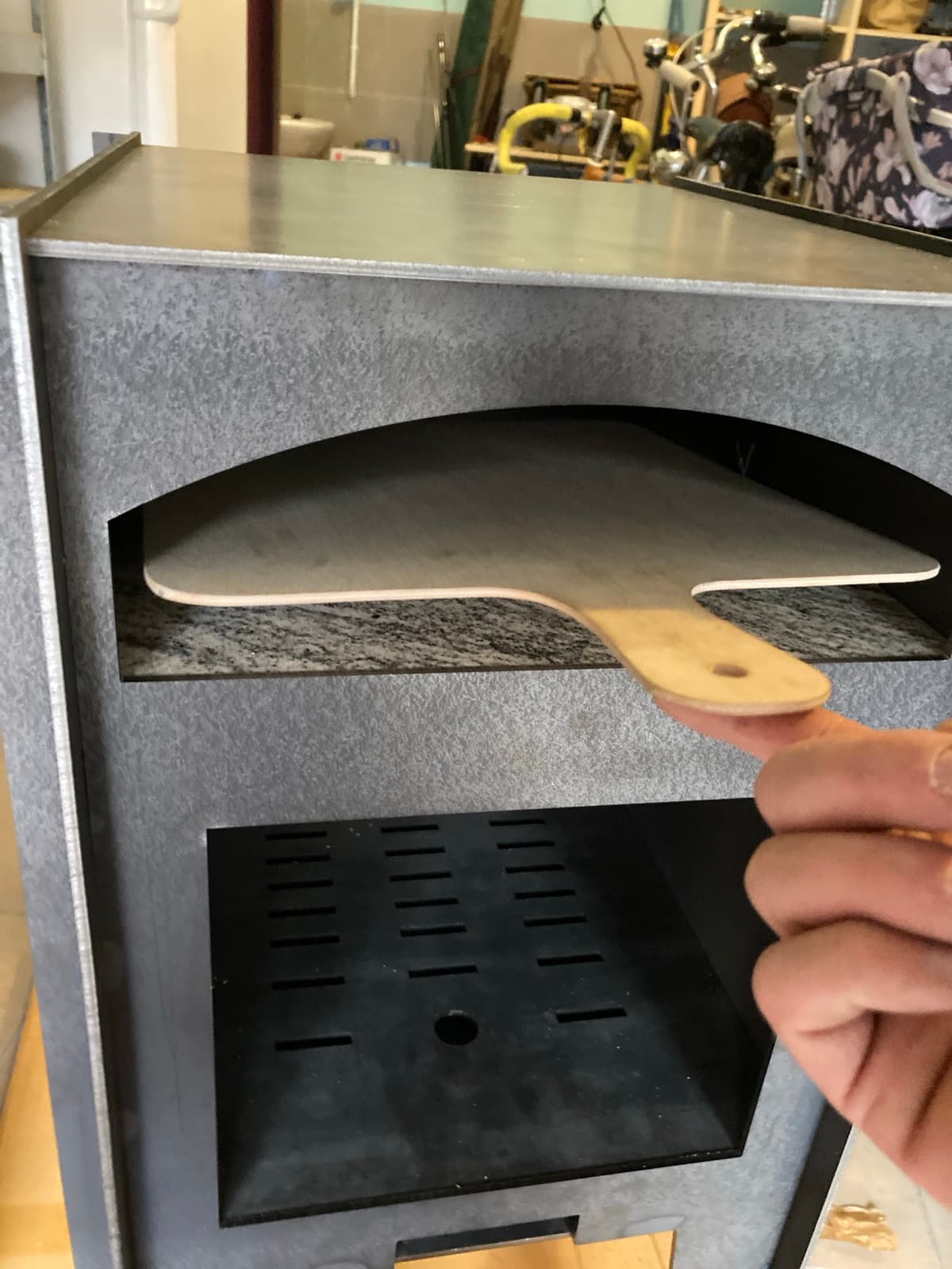 Granitowy kamień do pieczenia w komorze pieca.