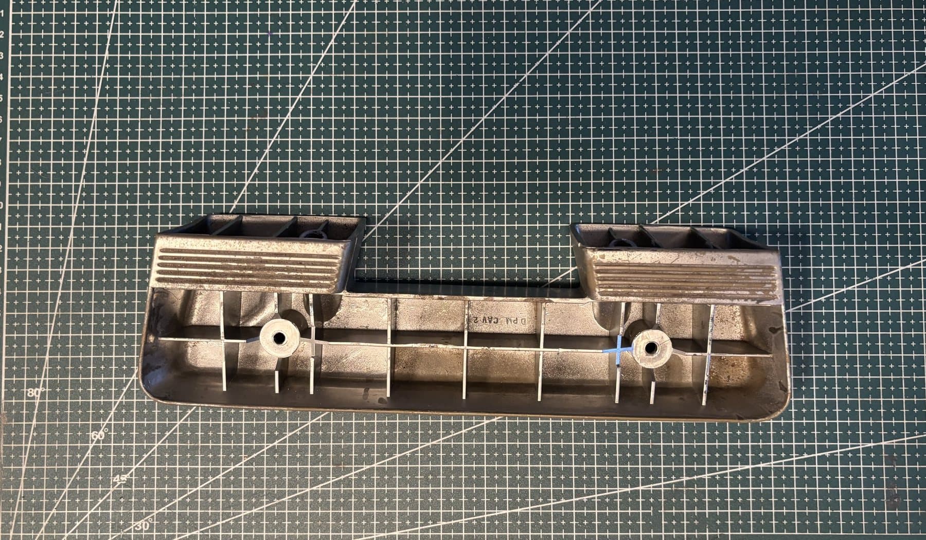 The original from below on a 1 cm mat: ribs, bosses and grooved pads to reproduce.