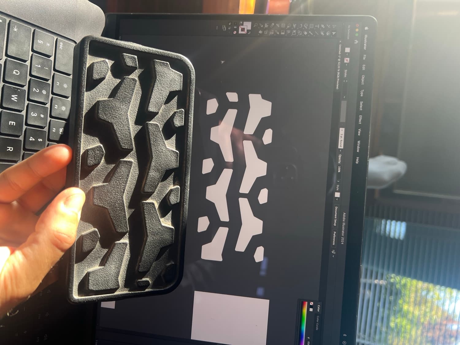 Wzór bieżnika zwektoryzowany w Adobe Illustrator obok wydrukowanej części.