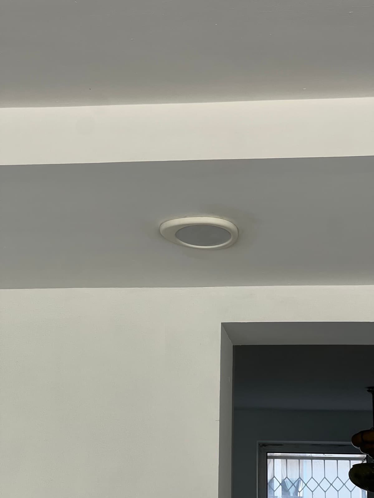 Gotowa lampa zamontowana na suficie obok przejścia.